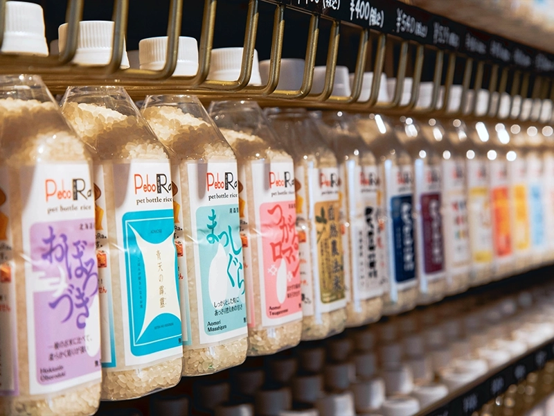 KOMEKUUTO八戸店のPeboRa（ペットボトルライス）の陳列風景