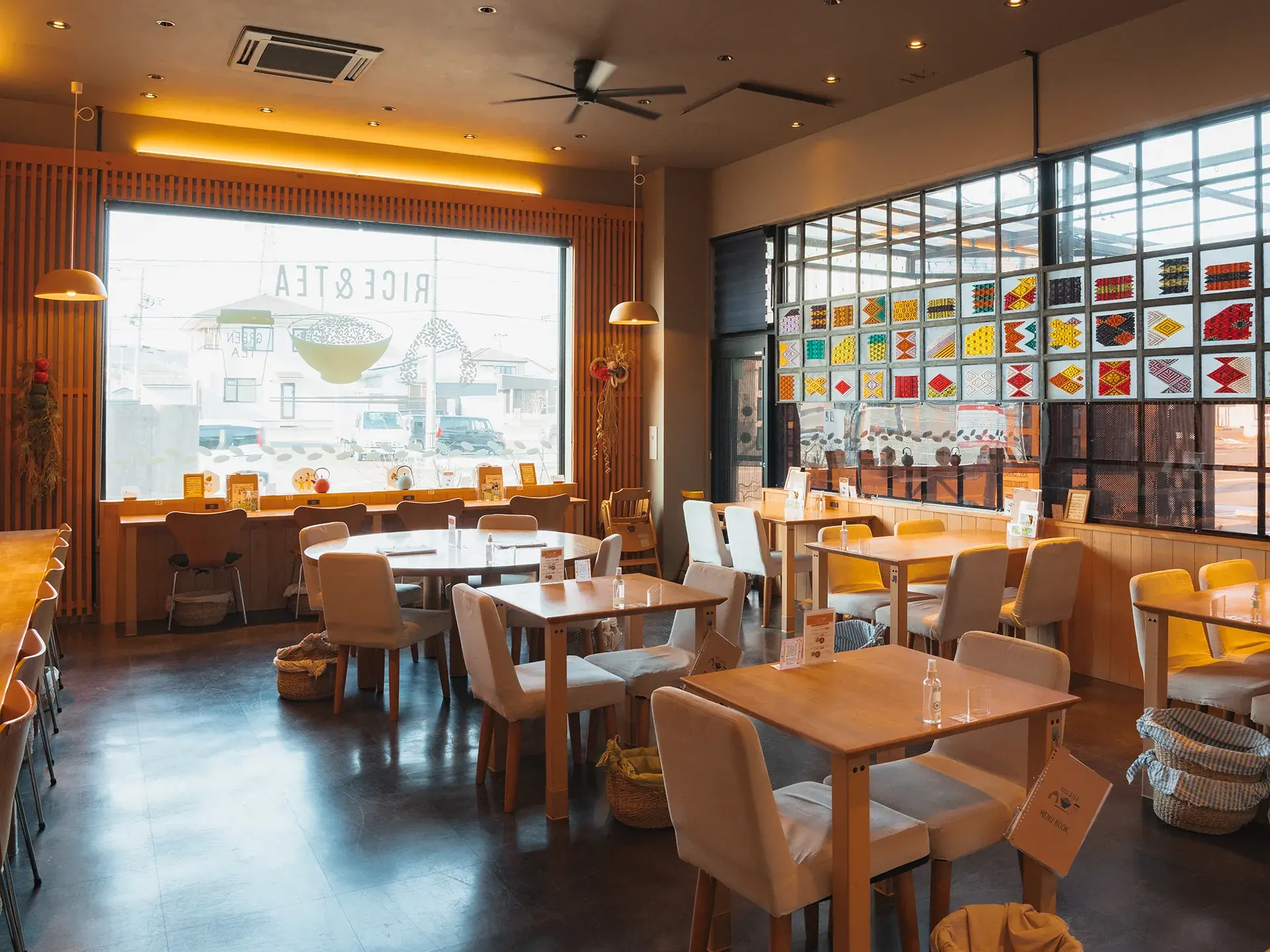 KOMEKUUTO八戸店カフェ内観